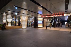 札幌駅前地下歩行空間（チカホ）にある札幌三井JPビルディング・赤れんがテラスの入口